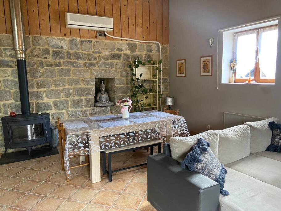 Gite A La Ferme Avec Jacuzzi Et Sauna Villefloure Exterior photo